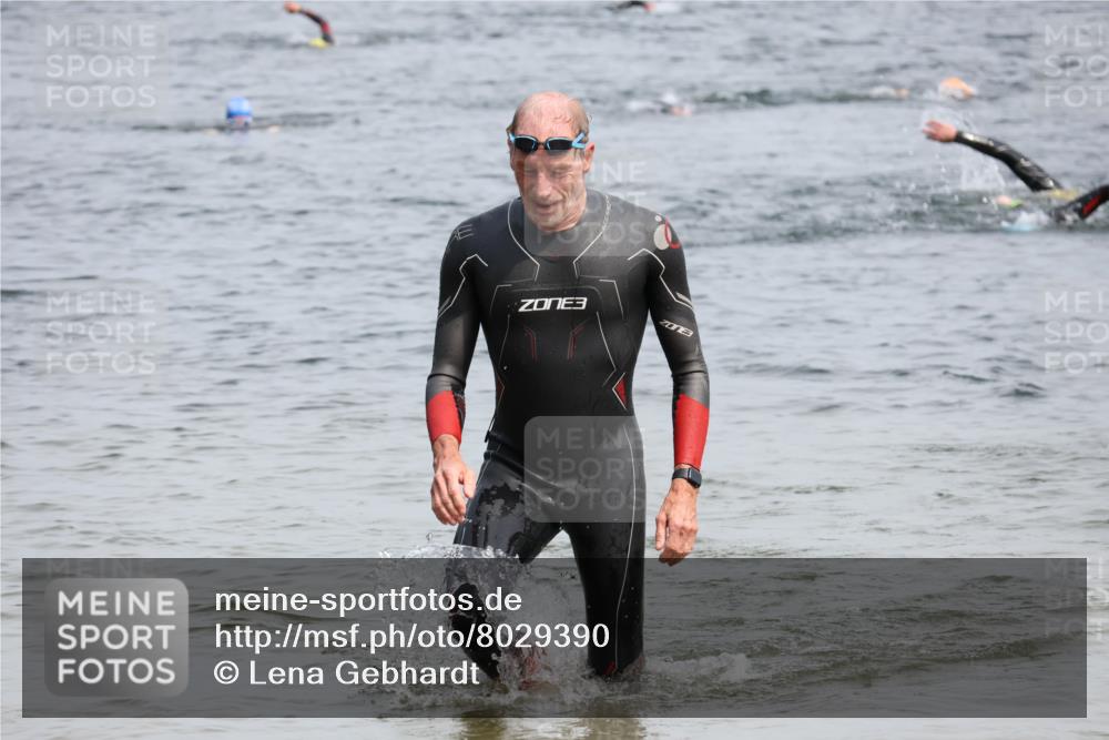 15.06.2025 - 27. Vierlanden-Triathlon Lena Gebhardt http://msf.ph/oto/8029390 15.06.2025 11:05:15 Schwimmen 673, 739, 778, 801, 866 meine-sportfotos.de