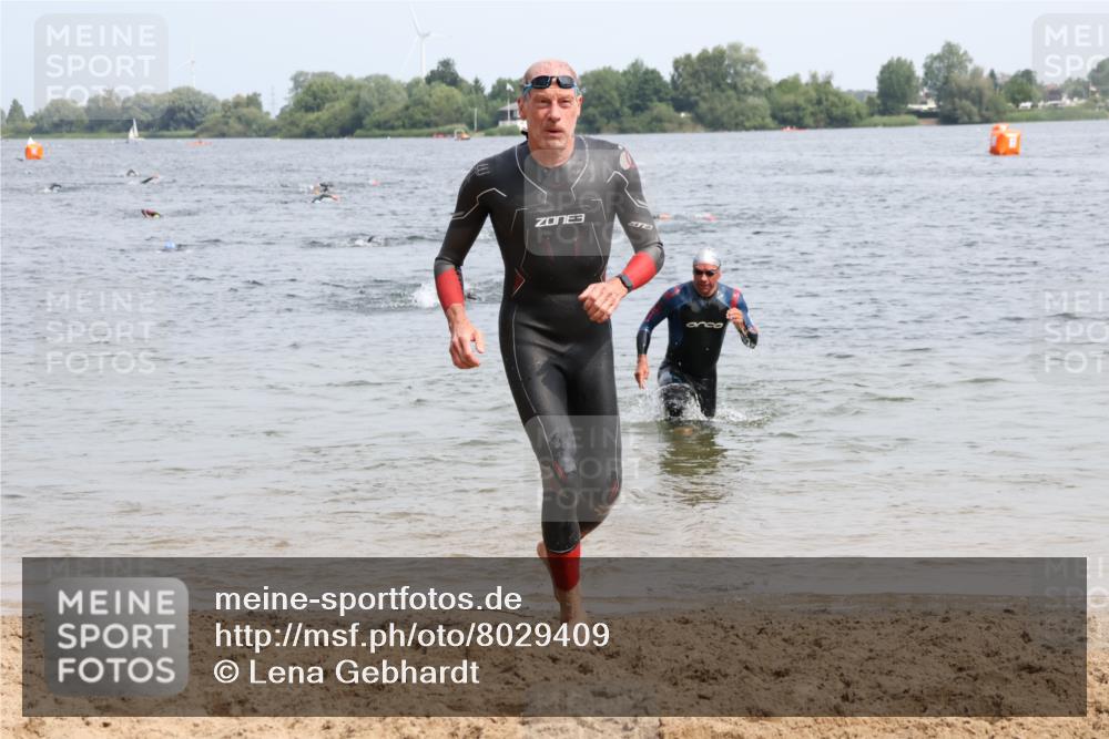 15.06.2025 - 27. Vierlanden-Triathlon Lena Gebhardt http://msf.ph/oto/8029409 15.06.2025 11:05:20 Schwimmen 778, 840, 866 meine-sportfotos.de