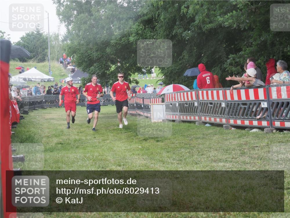 21.06.2025 - 27. Vierlanden-Triathlon KatJ http://msf.ph/oto/8029413 15.06.2025 13:35:07 Ziel 954 meine-sportfotos.de