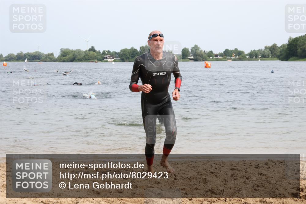 15.06.2025 - 27. Vierlanden-Triathlon Lena Gebhardt http://msf.ph/oto/8029423 15.06.2025 11:05:21 Schwimmen 778, 840, 866 meine-sportfotos.de