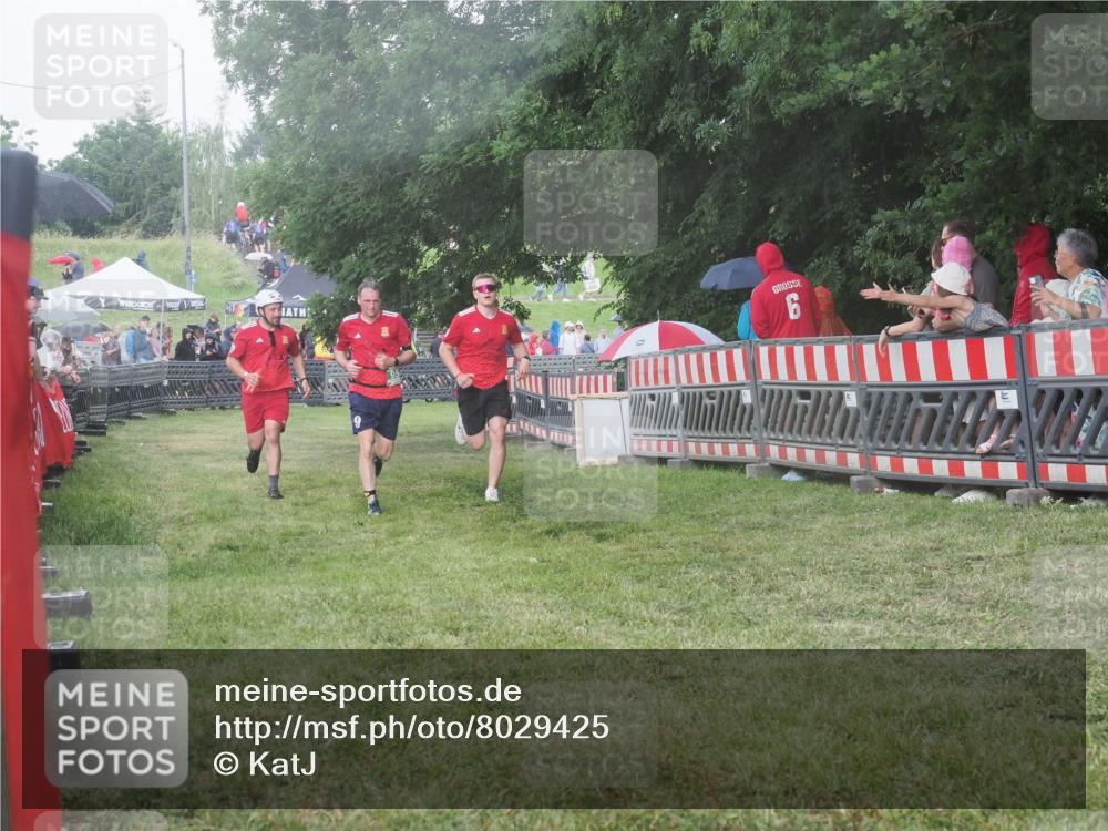 21.06.2025 - 27. Vierlanden-Triathlon KatJ http://msf.ph/oto/8029425 15.06.2025 13:35:07 Ziel 954 meine-sportfotos.de