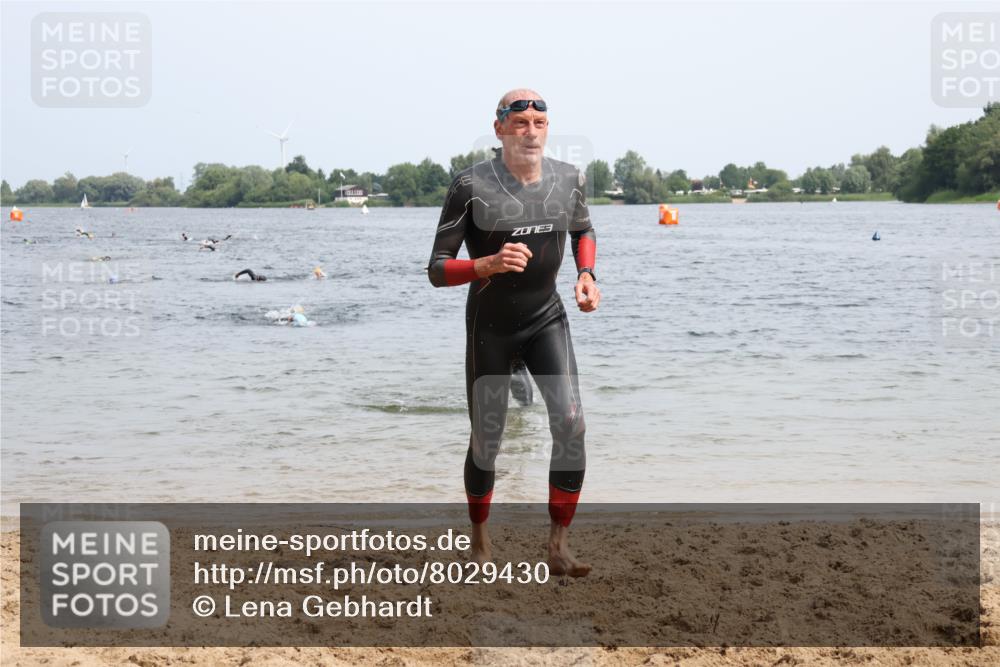 15.06.2025 - 27. Vierlanden-Triathlon Lena Gebhardt http://msf.ph/oto/8029430 15.06.2025 11:05:21 Schwimmen 778, 840, 866 meine-sportfotos.de