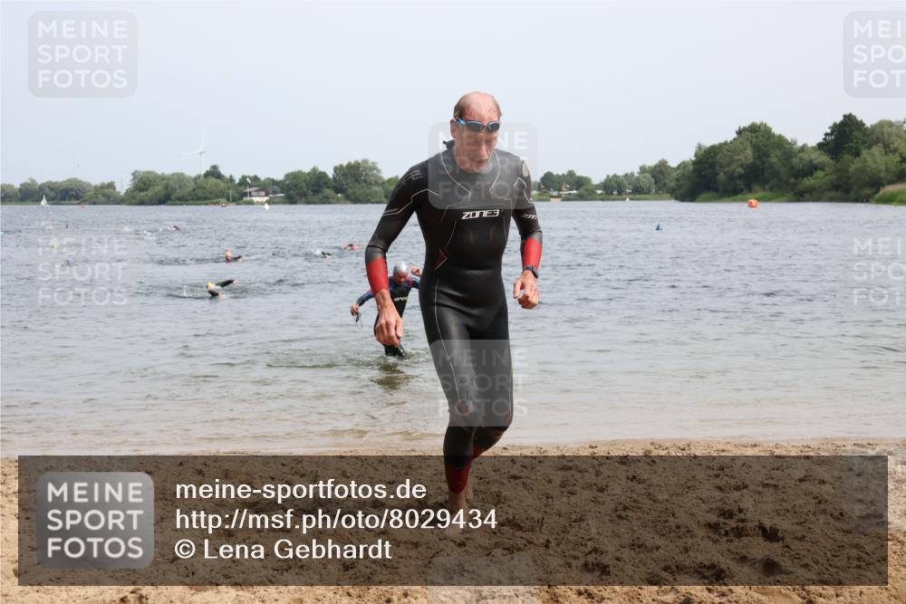 15.06.2025 - 27. Vierlanden-Triathlon Lena Gebhardt http://msf.ph/oto/8029434 15.06.2025 11:05:22 Schwimmen 778, 840, 866 meine-sportfotos.de