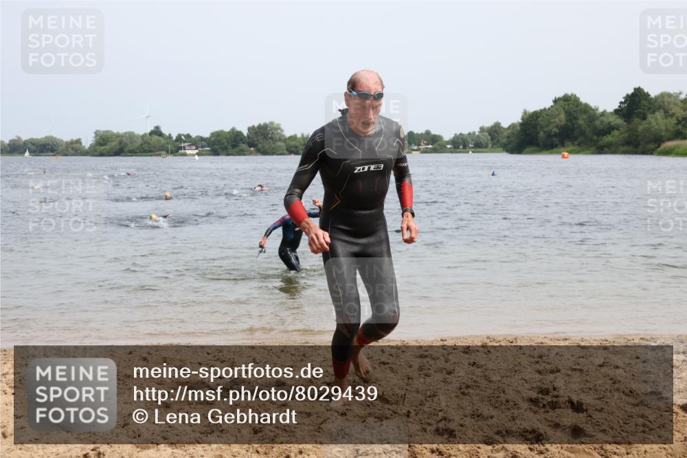 15.06.2025 - 27. Vierlanden-Triathlon Lena Gebhardt http://msf.ph/oto/8029439 15.06.2025 11:05:22 Schwimmen 778, 840, 866 meine-sportfotos.de