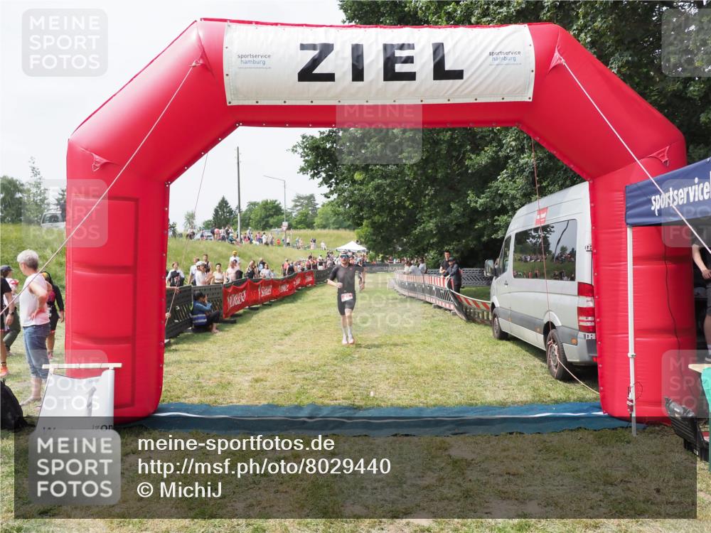 21.06.2025 - 27. Vierlanden-Triathlon MichiJ http://msf.ph/oto/8029440 15.06.2026 12:21:07 Ziel 78 meine-sportfotos.de