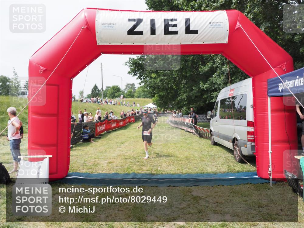 21.06.2025 - 27. Vierlanden-Triathlon MichiJ http://msf.ph/oto/8029449 15.06.2026 12:21:08 Ziel 78 meine-sportfotos.de