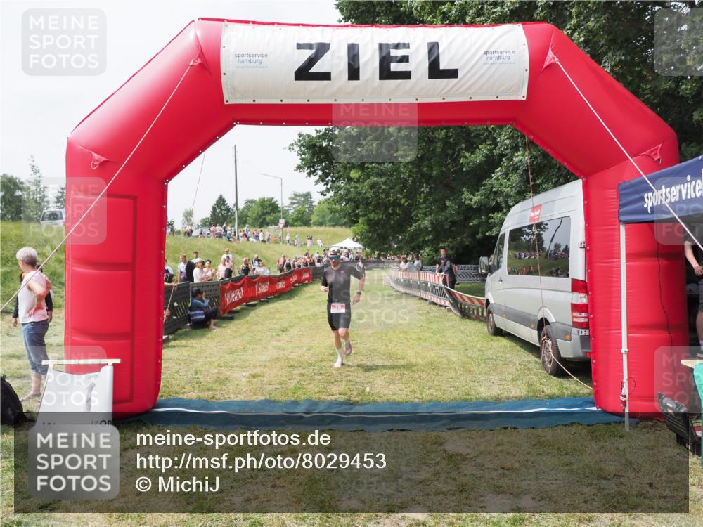 21.06.2025 - 27. Vierlanden-Triathlon MichiJ http://msf.ph/oto/8029453 15.06.2026 12:21:08 Ziel 78 meine-sportfotos.de