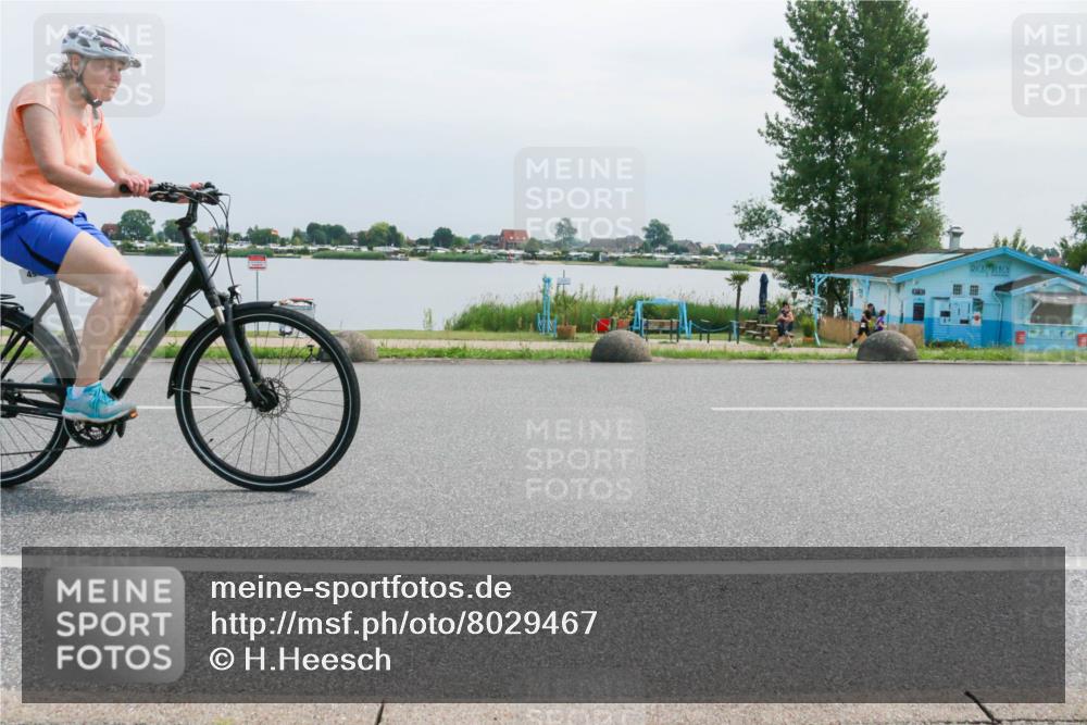 21.06.2025 - 27. Vierlanden-Triathlon H.Heesch http://msf.ph/oto/8029467 15.06.2025 11:27:59 Radfahren 498 meine-sportfotos.de