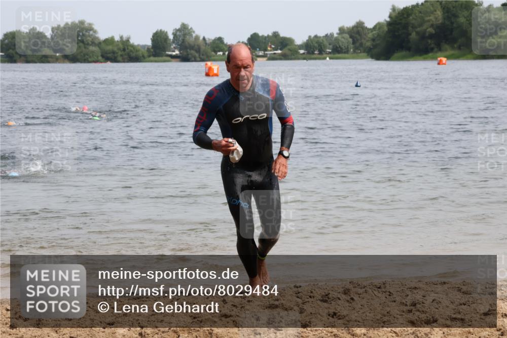 15.06.2025 - 27. Vierlanden-Triathlon Lena Gebhardt http://msf.ph/oto/8029484 15.06.2025 11:05:28 Schwimmen 840, 866 meine-sportfotos.de