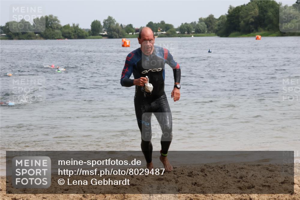 15.06.2025 - 27. Vierlanden-Triathlon Lena Gebhardt http://msf.ph/oto/8029487 15.06.2025 11:05:28 Schwimmen 840, 866 meine-sportfotos.de