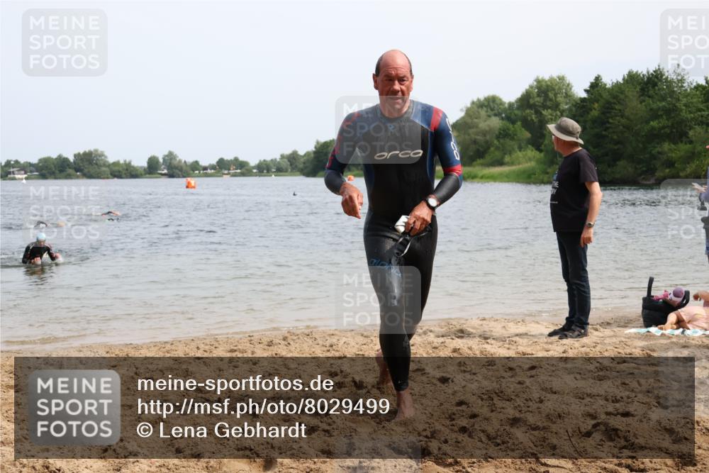 15.06.2025 - 27. Vierlanden-Triathlon Lena Gebhardt http://msf.ph/oto/8029499 15.06.2025 11:05:30 Schwimmen 840, 854, 866 meine-sportfotos.de