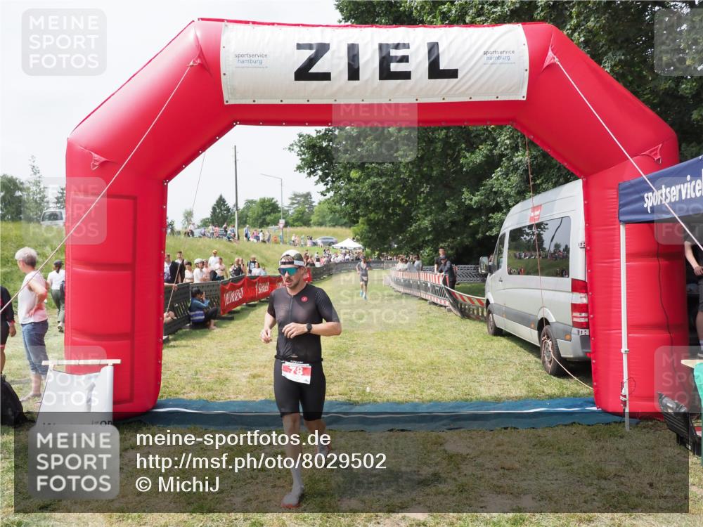 21.06.2025 - 27. Vierlanden-Triathlon MichiJ http://msf.ph/oto/8029502 15.06.2026 12:21:09 Ziel 78 meine-sportfotos.de