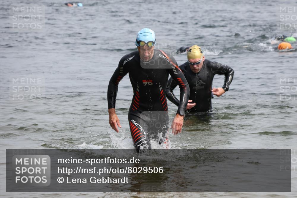 15.06.2025 - 27. Vierlanden-Triathlon Lena Gebhardt http://msf.ph/oto/8029506 15.06.2025 11:05:34 Schwimmen 840, 854 meine-sportfotos.de