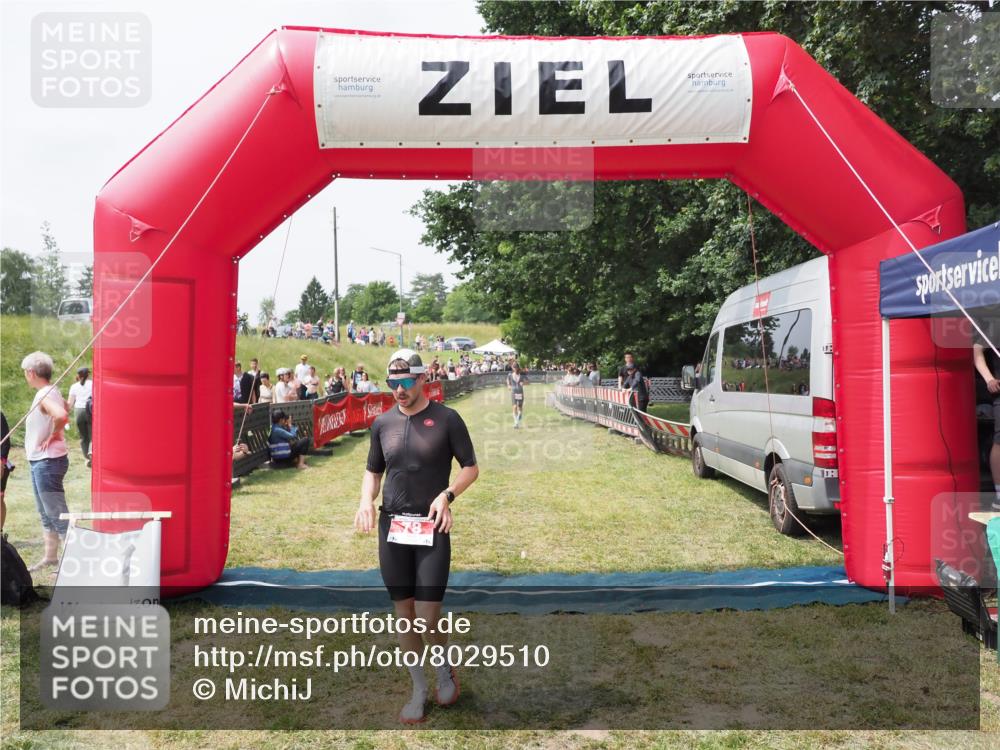 21.06.2025 - 27. Vierlanden-Triathlon MichiJ http://msf.ph/oto/8029510 15.06.2026 12:21:09 Ziel 78 meine-sportfotos.de