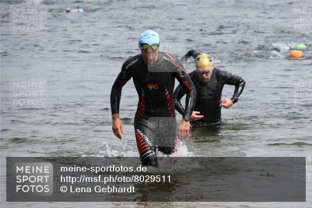 15.06.2025 - 27. Vierlanden-Triathlon Lena Gebhardt http://msf.ph/oto/8029511 15.06.2025 11:05:34 Schwimmen 840, 854 meine-sportfotos.de