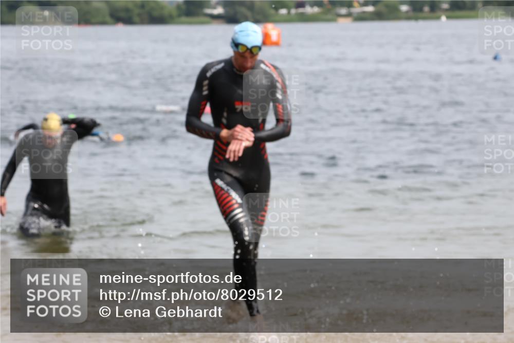 15.06.2025 - 27. Vierlanden-Triathlon Lena Gebhardt http://msf.ph/oto/8029512 15.06.2025 11:05:37 Schwimmen 837, 840, 854 meine-sportfotos.de