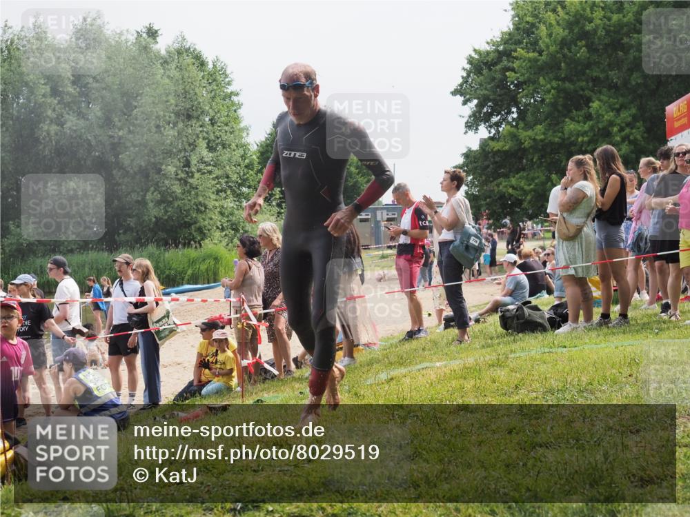 15.06.2025 - 27. Vierlanden-Triathlon KatJ http://msf.ph/oto/8029519 15.06.2025 11:05:28 Schwimmen 840, 866 meine-sportfotos.de
