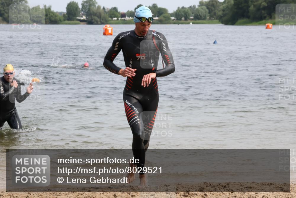 15.06.2025 - 27. Vierlanden-Triathlon Lena Gebhardt http://msf.ph/oto/8029521 15.06.2025 11:05:38 Schwimmen 837, 840, 854 meine-sportfotos.de