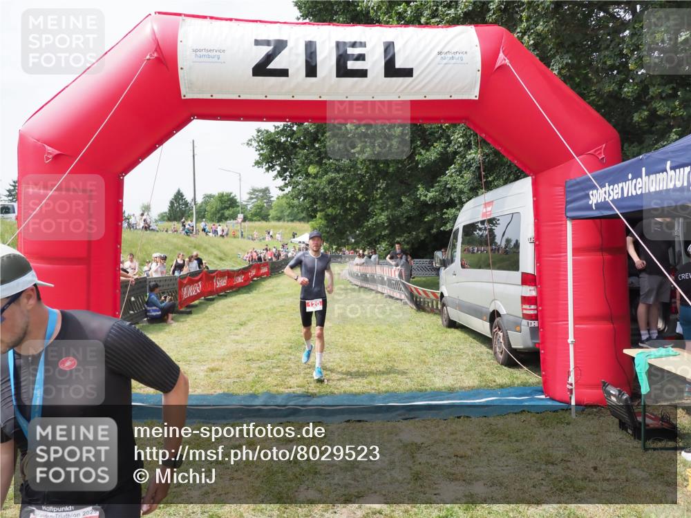 21.06.2025 - 27. Vierlanden-Triathlon MichiJ http://msf.ph/oto/8029523 15.06.2026 12:21:13 Ziel 78, 120 meine-sportfotos.de