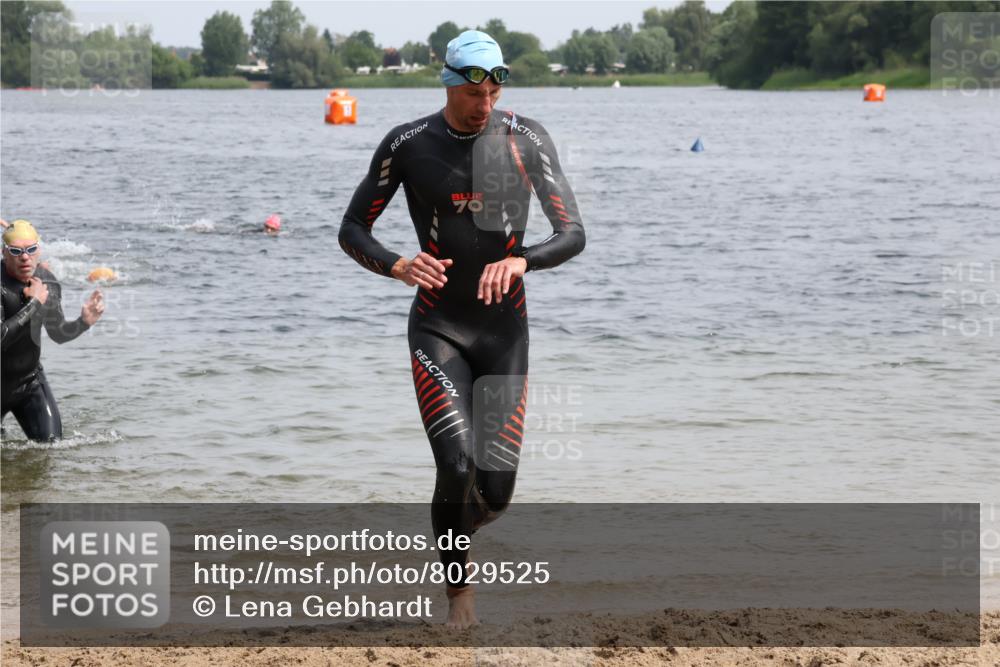 15.06.2025 - 27. Vierlanden-Triathlon Lena Gebhardt http://msf.ph/oto/8029525 15.06.2025 11:05:38 Schwimmen 837, 840, 854 meine-sportfotos.de