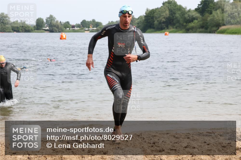 15.06.2025 - 27. Vierlanden-Triathlon Lena Gebhardt http://msf.ph/oto/8029527 15.06.2025 11:05:38 Schwimmen 837, 840, 854 meine-sportfotos.de