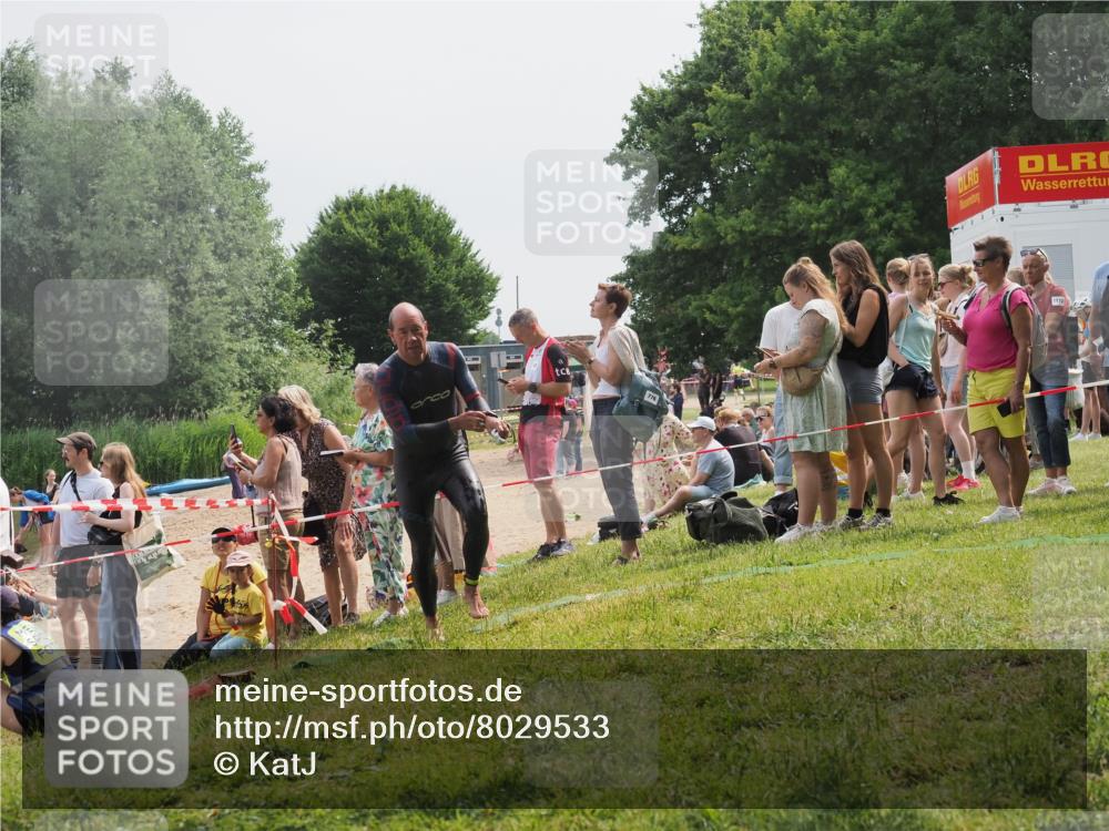 15.06.2025 - 27. Vierlanden-Triathlon KatJ http://msf.ph/oto/8029533 15.06.2025 11:05:33 Schwimmen 840, 866 meine-sportfotos.de