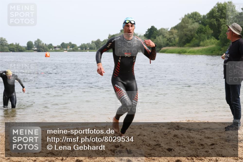 15.06.2025 - 27. Vierlanden-Triathlon Lena Gebhardt http://msf.ph/oto/8029534 15.06.2025 11:05:39 Schwimmen 837, 840, 854 meine-sportfotos.de