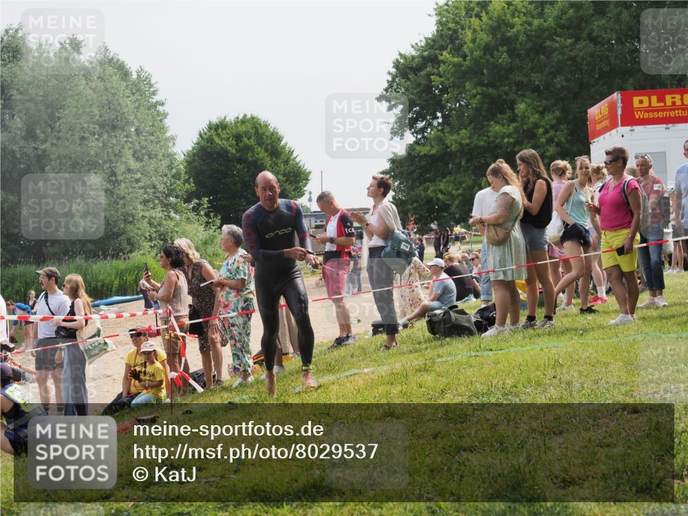 15.06.2025 - 27. Vierlanden-Triathlon KatJ http://msf.ph/oto/8029537 15.06.2025 11:05:33 Schwimmen 840, 866 meine-sportfotos.de