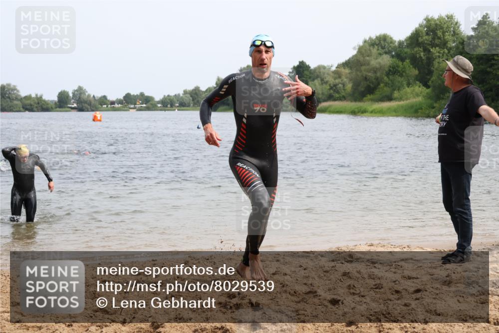 15.06.2025 - 27. Vierlanden-Triathlon Lena Gebhardt http://msf.ph/oto/8029539 15.06.2025 11:05:39 Schwimmen 837, 840, 854 meine-sportfotos.de