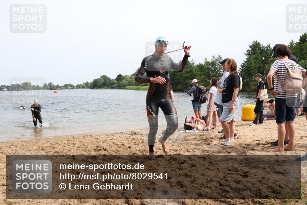 15.06.2025 - 27. Vierlanden-Triathlon Lena Gebhardt http://msf.ph/oto/8029541 15.06.2025 11:05:40 Schwimmen 837, 854 meine-sportfotos.de