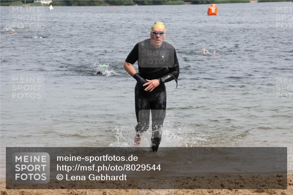 15.06.2025 - 27. Vierlanden-Triathlon Lena Gebhardt http://msf.ph/oto/8029544 15.06.2025 11:05:41 Schwimmen 837, 854 meine-sportfotos.de