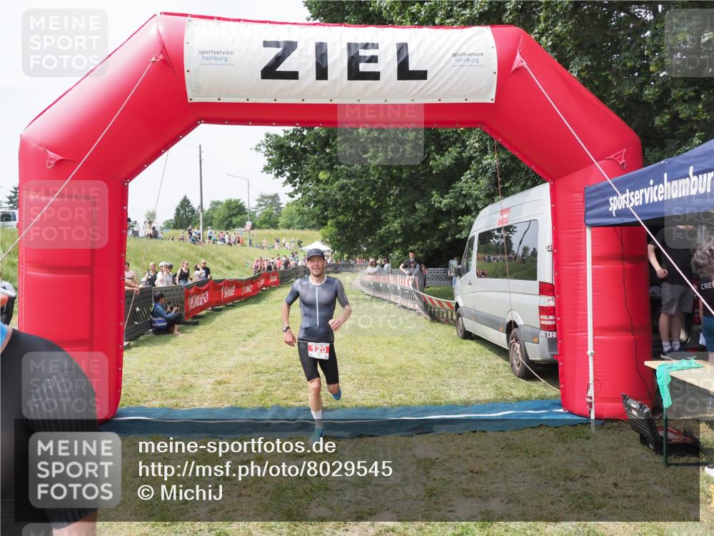21.06.2025 - 27. Vierlanden-Triathlon MichiJ http://msf.ph/oto/8029545 15.06.2026 12:21:14 Ziel 78, 120 meine-sportfotos.de