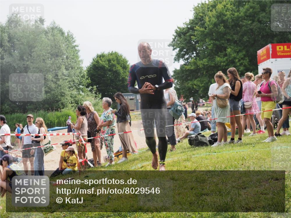 15.06.2025 - 27. Vierlanden-Triathlon KatJ http://msf.ph/oto/8029546 15.06.2025 11:05:35 Schwimmen 840, 866 meine-sportfotos.de
