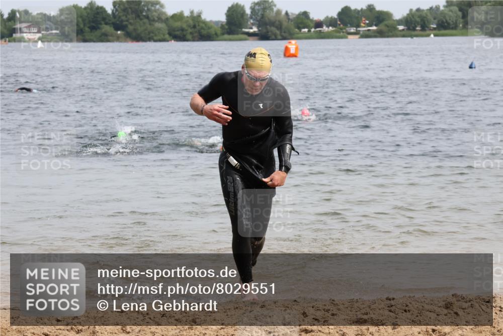 15.06.2025 - 27. Vierlanden-Triathlon Lena Gebhardt http://msf.ph/oto/8029551 15.06.2025 11:05:42 Schwimmen 837, 854 meine-sportfotos.de