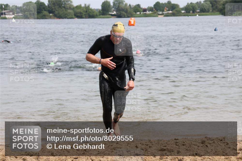 15.06.2025 - 27. Vierlanden-Triathlon Lena Gebhardt http://msf.ph/oto/8029555 15.06.2025 11:05:42 Schwimmen 837, 854 meine-sportfotos.de