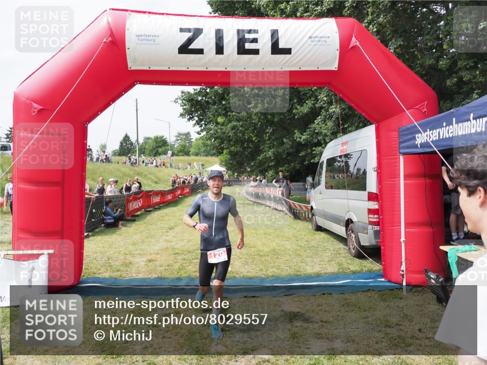 21.06.2025 - 27. Vierlanden-Triathlon MichiJ http://msf.ph/oto/8029557 15.06.2026 12:21:14 Ziel 78, 120 meine-sportfotos.de