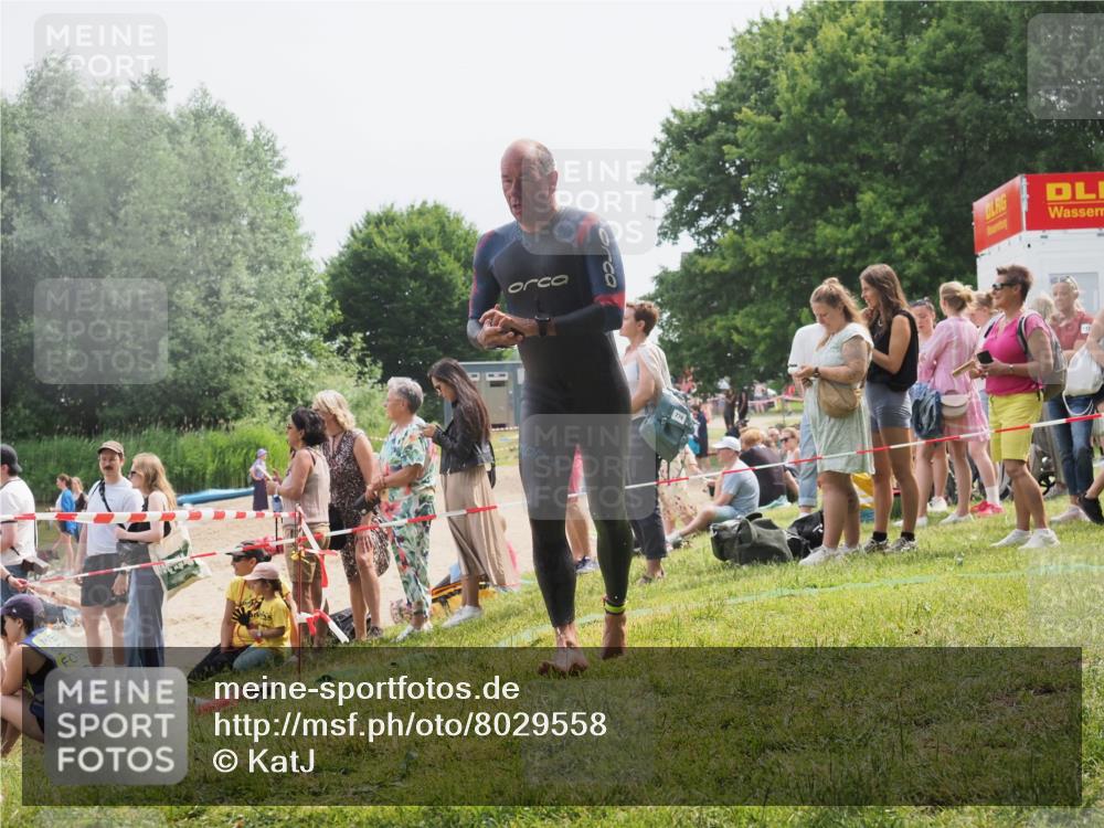 15.06.2025 - 27. Vierlanden-Triathlon KatJ http://msf.ph/oto/8029558 15.06.2025 11:05:35 Schwimmen 840, 866 meine-sportfotos.de