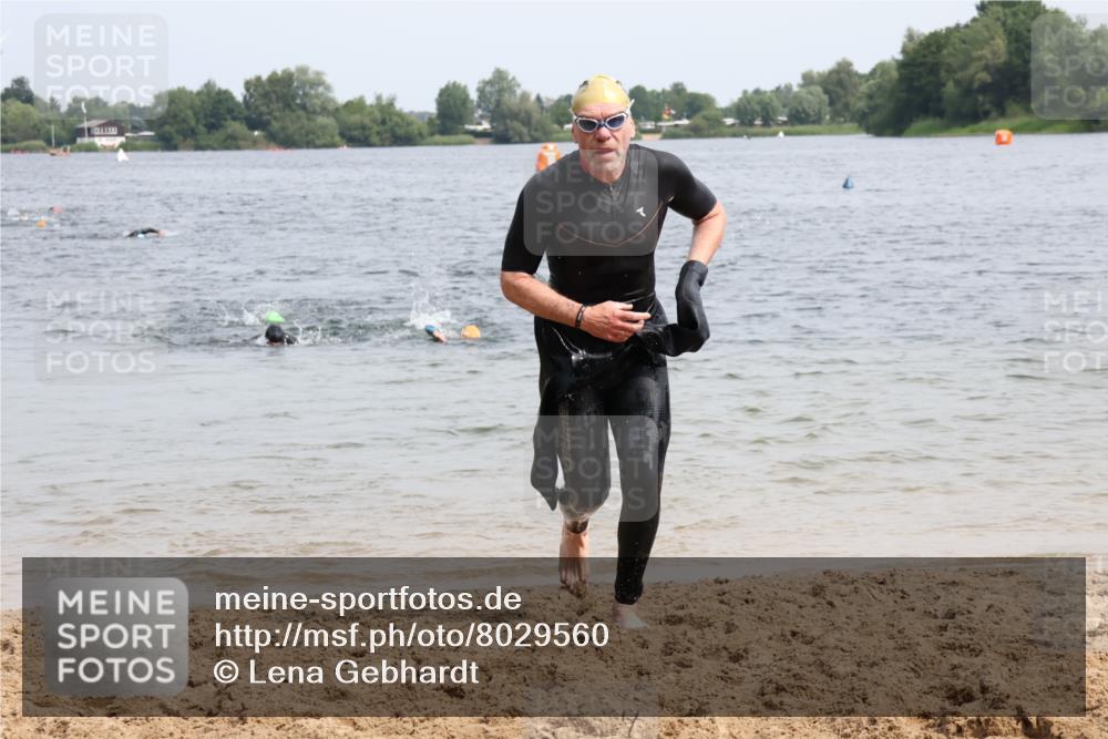 15.06.2025 - 27. Vierlanden-Triathlon Lena Gebhardt http://msf.ph/oto/8029560 15.06.2025 11:05:43 Schwimmen 837, 854 meine-sportfotos.de