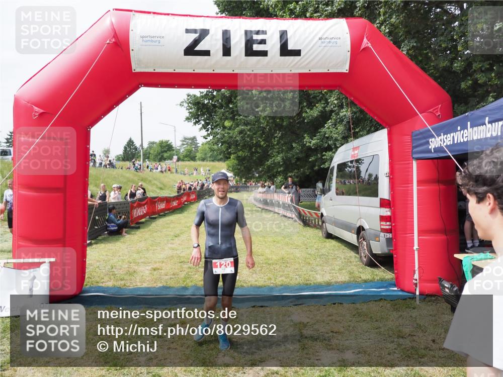 21.06.2025 - 27. Vierlanden-Triathlon MichiJ http://msf.ph/oto/8029562 15.06.2026 12:21:14 Ziel 78, 120 meine-sportfotos.de