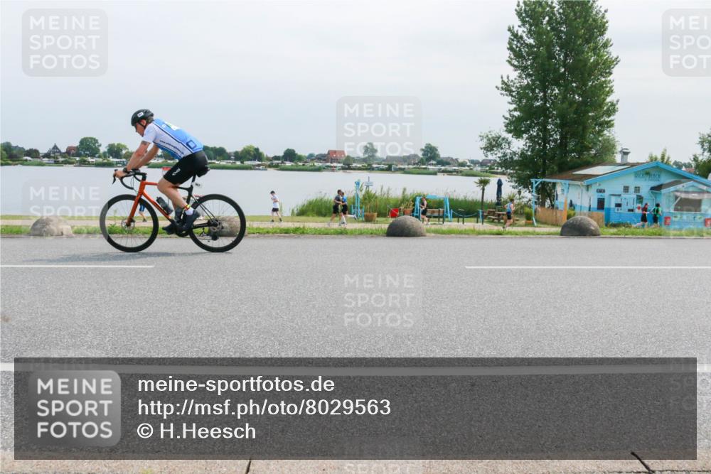 21.06.2025 - 27. Vierlanden-Triathlon H.Heesch http://msf.ph/oto/8029563 15.06.2025 11:28:37 Radfahren 925, 942, 965, 967 meine-sportfotos.de