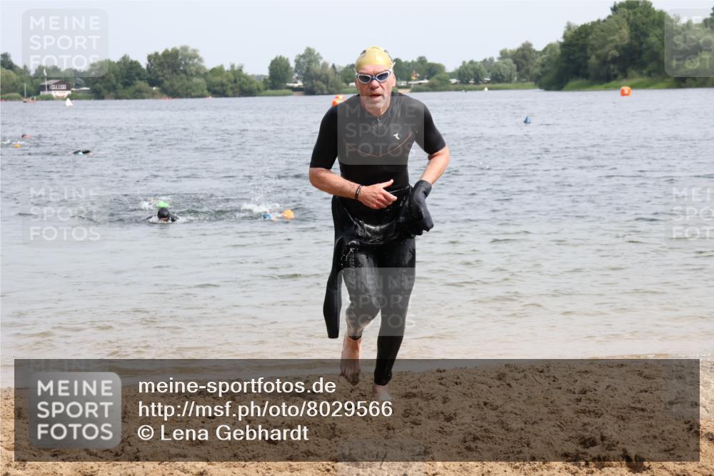 15.06.2025 - 27. Vierlanden-Triathlon Lena Gebhardt http://msf.ph/oto/8029566 15.06.2025 11:05:43 Schwimmen 837, 854 meine-sportfotos.de