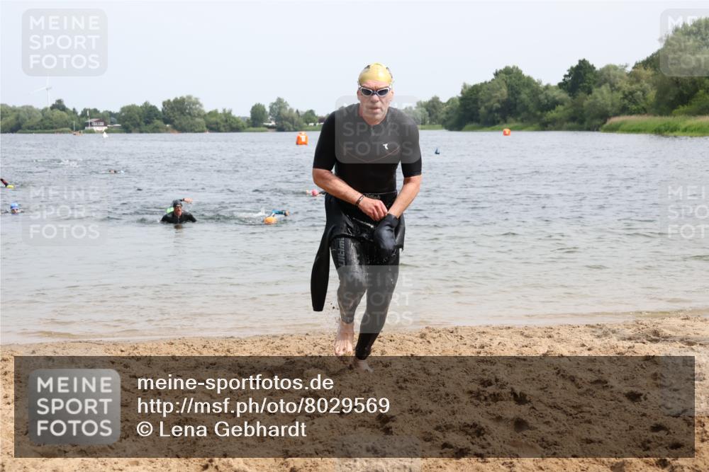 15.06.2025 - 27. Vierlanden-Triathlon Lena Gebhardt http://msf.ph/oto/8029569 15.06.2025 11:05:44 Schwimmen 779, 837, 854 meine-sportfotos.de