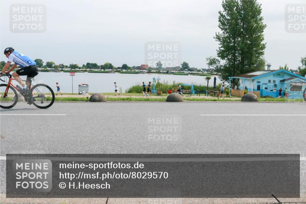 21.06.2025 - 27. Vierlanden-Triathlon H.Heesch http://msf.ph/oto/8029570 15.06.2025 11:28:37 Radfahren 925, 942, 965, 967 meine-sportfotos.de