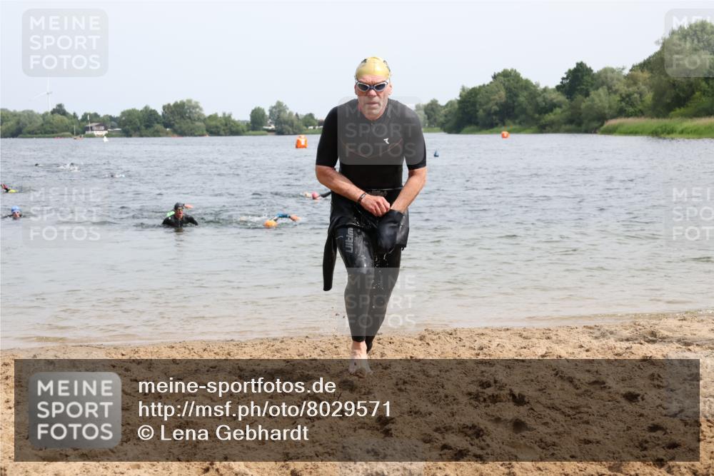 15.06.2025 - 27. Vierlanden-Triathlon Lena Gebhardt http://msf.ph/oto/8029571 15.06.2025 11:05:44 Schwimmen 779, 837, 854 meine-sportfotos.de
