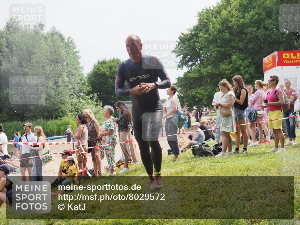 15.06.2025 - 27. Vierlanden-Triathlon KatJ http://msf.ph/oto/8029572 15.06.2025 11:05:35 Schwimmen 840, 866 meine-sportfotos.de