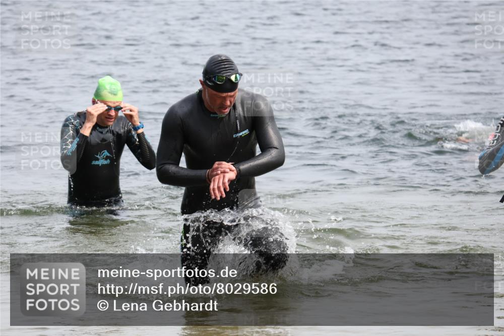 15.06.2025 - 27. Vierlanden-Triathlon Lena Gebhardt http://msf.ph/oto/8029586 15.06.2025 11:05:51 Schwimmen 779, 819, 837 meine-sportfotos.de