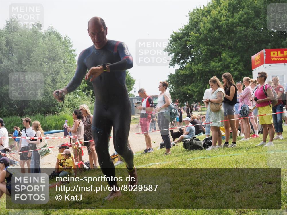 15.06.2025 - 27. Vierlanden-Triathlon KatJ http://msf.ph/oto/8029587 15.06.2025 11:05:36 Schwimmen 840, 854, 866 meine-sportfotos.de