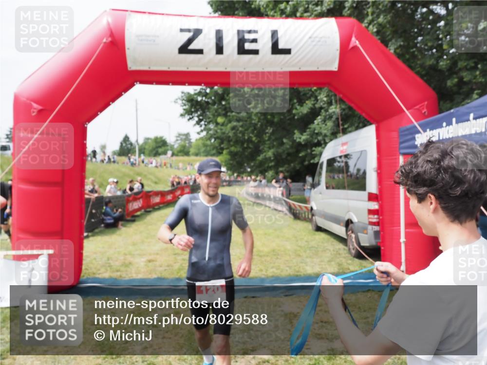 21.06.2025 - 27. Vierlanden-Triathlon MichiJ http://msf.ph/oto/8029588 15.06.2026 12:21:15 Ziel 78, 120 meine-sportfotos.de