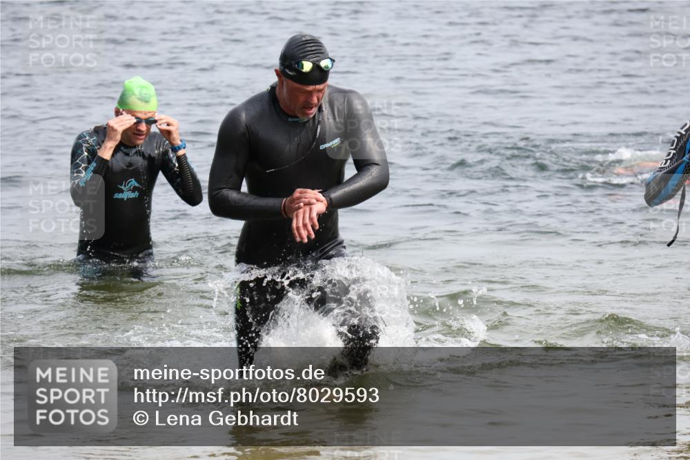 15.06.2025 - 27. Vierlanden-Triathlon Lena Gebhardt http://msf.ph/oto/8029593 15.06.2025 11:05:51 Schwimmen 779, 819, 837 meine-sportfotos.de