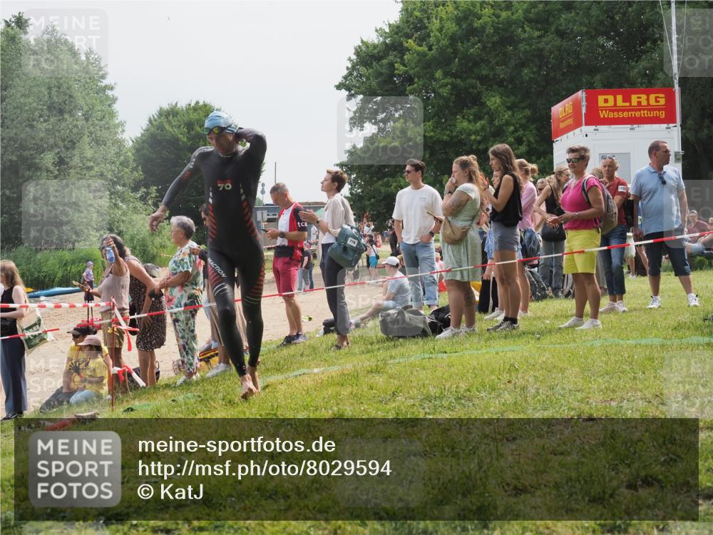 15.06.2025 - 27. Vierlanden-Triathlon KatJ http://msf.ph/oto/8029594 15.06.2025 11:05:43 Schwimmen 837, 854 meine-sportfotos.de